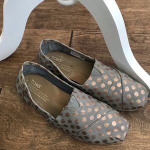 TOMS classic style with polka dots!